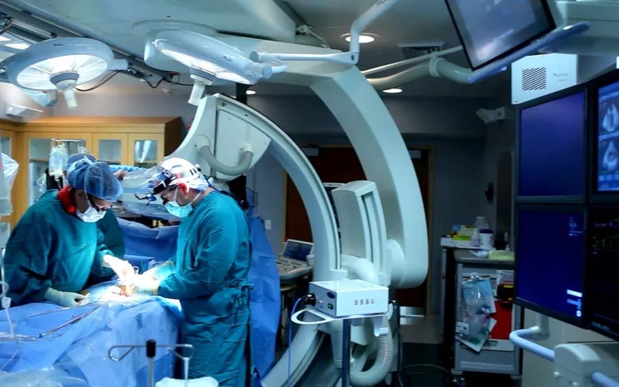 Sala cirúrgica com equipamento de imagem