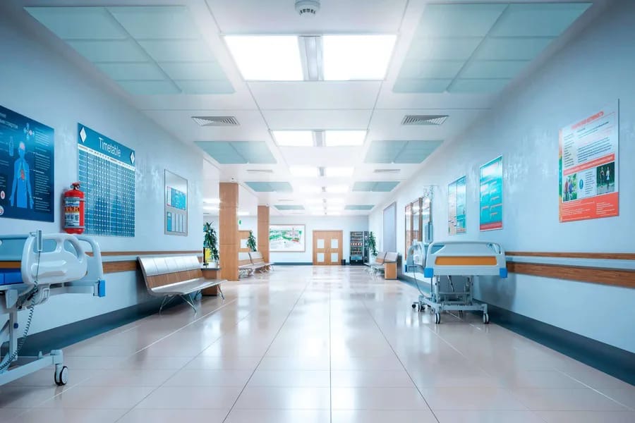 Corredor hospitalar amplo e iluminado