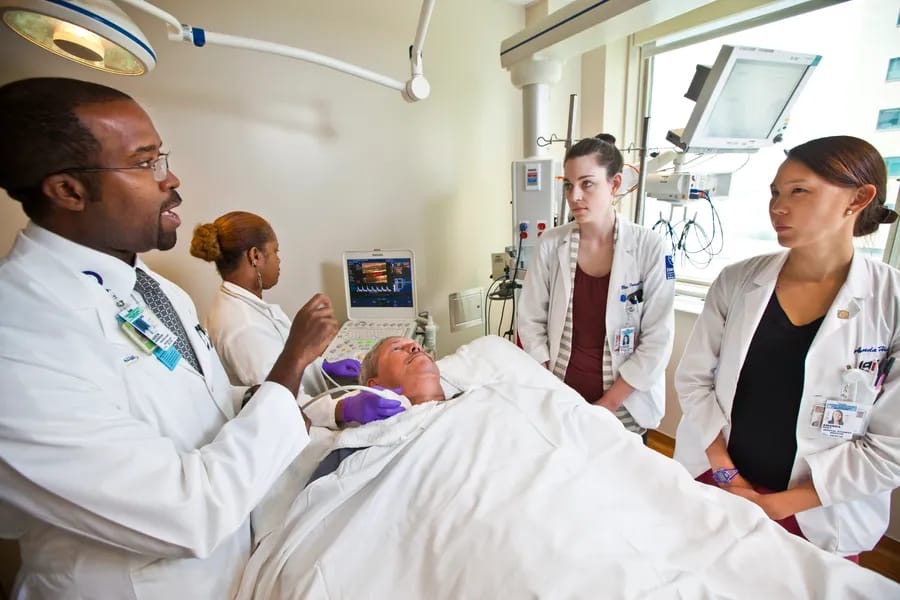 Equipe médica avaliando paciente em ambiente hospitalar